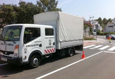 El Ayuntamiento instala bandas reductoras de velocidad en la avenida Salvador Guerrero