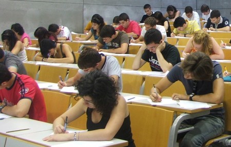 El PSOE pide al Ayuntamiento que cubra las becas de los alumnos que se quedan fuera por la nueva ley