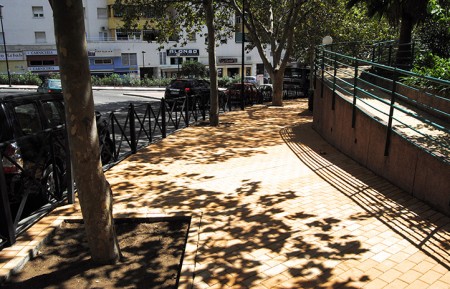 La avenida Cánovas del Castillo estrena nuevo acerado antes del inicio del curso escolar