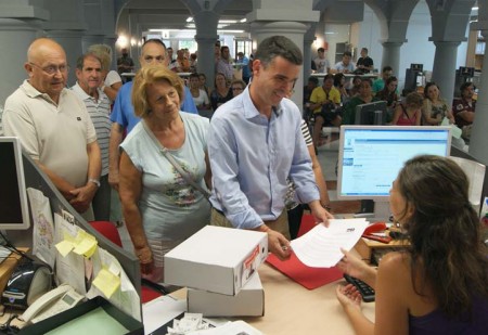 El PSOE presenta cerca de 10.000 firmas contra la subida del IBI