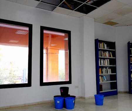 IU reitera la urgencia de eliminar las goteras en la Biblioteca Camilo José Cela de Marbella