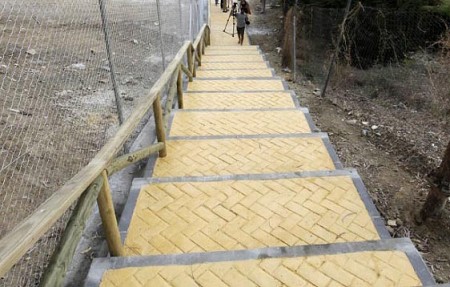 Una pasarela conecta el parque de Arias de Velasco con la zona norte