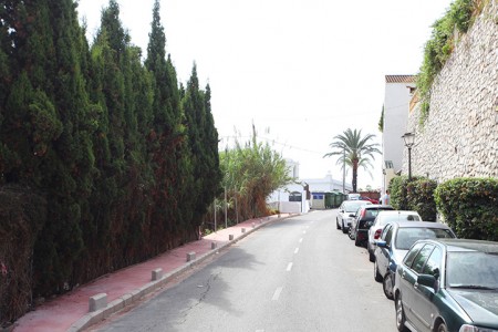 El Ayuntamiento renueva el acerado de la calle Juan Belmonte