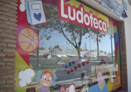 La ludoteca y la caseta para mayores se integran este año en el recinto ferial de San Pedro Alcántara