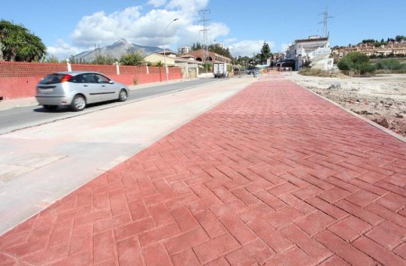 El Ayuntamiento renueva 150 metros de acerado en Nueva Andalucía
