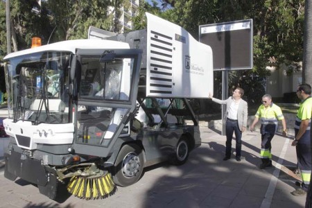 El Ayuntamiento invierte 183.000 euros en una potente barredora