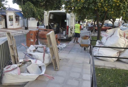 El Ayuntamiento mejora el acerado en la avenida Mayorazgo de Marbella