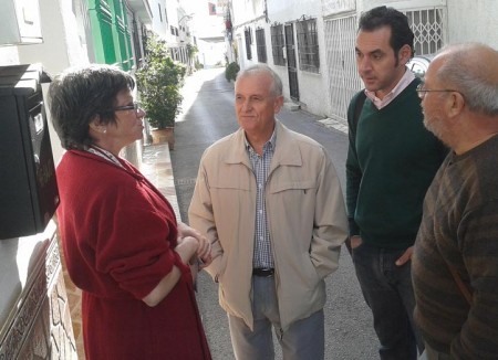 IU denuncia el abandono de la calle Santo Domingo de Marbella, donde aún existen fosas sépticas