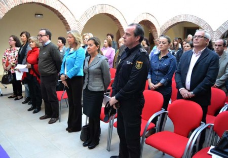 Marbella muestra su rechazo a la violencia de género y recuerda a las víctimas con un minuto de silencio