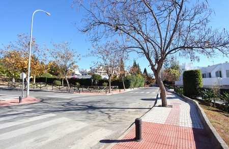La avenida Ceuta y la calle Tarifa de Marbella ya lucen nuevo acerado