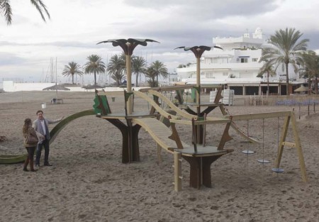 El Ayuntamiento renueva al área infantil de la playa de La Venus