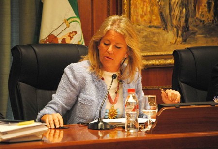 La alcaldesa justifica la marcha atrás al proyecto de los rascacielos por la falta de apoyo social
