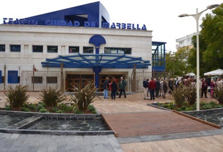La plaza del Teatro Ciudad de Marbella luce su nueva imagen