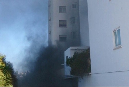 Un incendio obliga a rescatar de un balcón a cuatro personas en Marbella