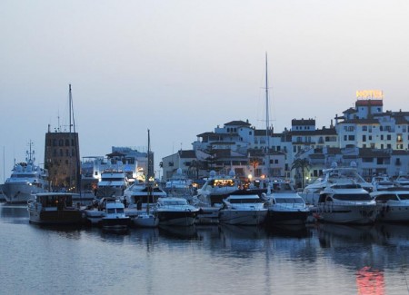 Detienen en Puerto Banús a seis suizos por agredir a varios policías