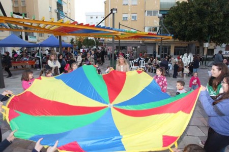 Una fiesta infantil inaugura la plaza de la Libertad en San Pedro Alcántara