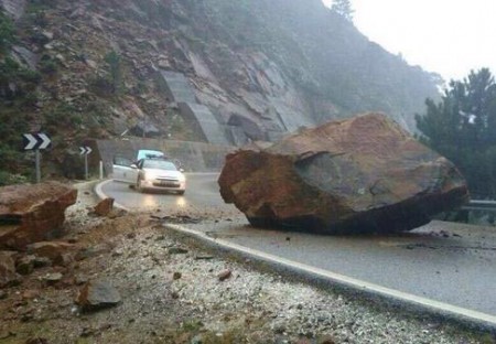 El desprendimiento de una roca corta la carretera entre San Pedro y Ronda