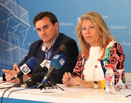 La alcaldesa insiste en criticar a la Junta tras la reuniones en Sevilla