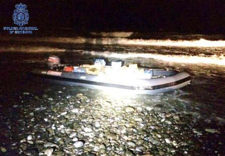 Interceptan un importante alijo de hachís en una playa de Estepona muy cercana a San Pedro Alcántara