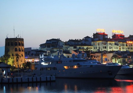 Marbella dedica al Príncipe Salman un muelle de Puerto Banús