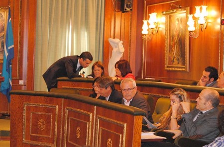 La oposición exige explicaciones en el pleno y la alcaldesa niega operaciones en Luxemburgo