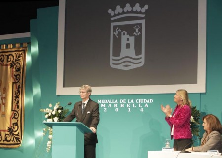 Fernández Ledo recibe la Medalla de la Ciudad por su entrega a Marbella