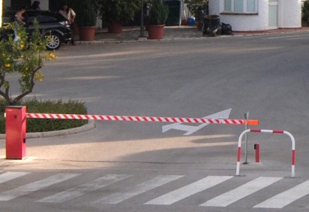 Marbella regulará el uso de barreras de control en las urbanizaciones