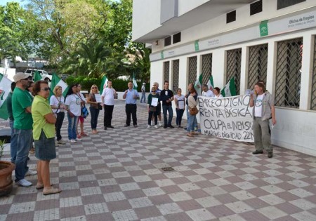 La Plataforma 22-M reclama empleo ante a la oficina del SAE en Marbella