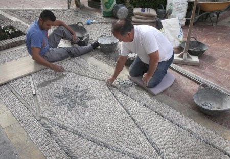 La restauración artesanal de pavimentos en el Centro Histórico de Marbella durará un mes