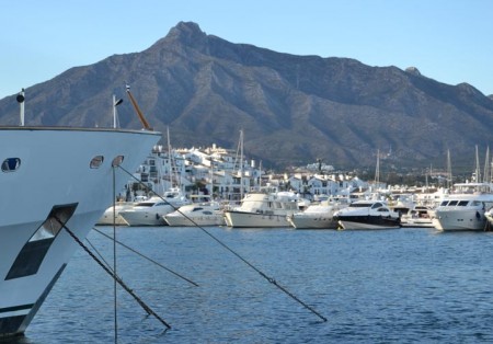 Hallan un cadáver flotando en un pantalán de Puerto Banús