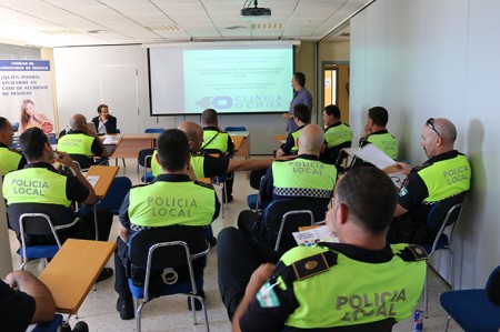 Clínica Ochoa desarrolla unas jornadas informativas en la Jefatura de la Policía Local