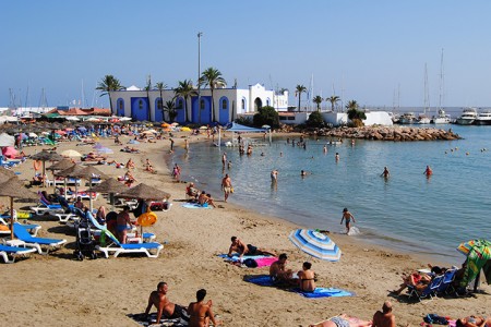 Marbella ya luce las ocho banderas azules de sus playas y puertos