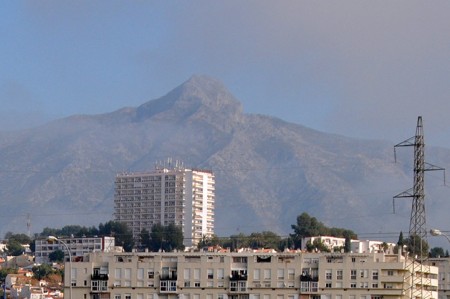 Bomberos de Marbella evitan que una mujer se suicide en La Campana