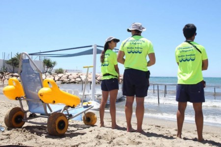La zona de baño asistida de la playa del Faro ya está abierta