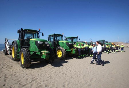 El Ayuntamiento compra maquinaria pesada para la limpieza de las playas