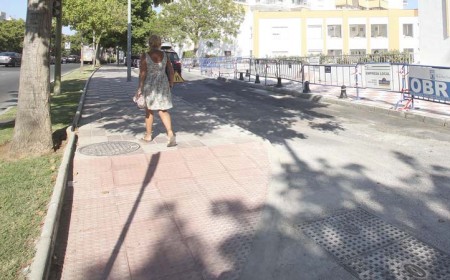 El Ayuntamiento mejora las aceras en la avenida Severo Ochoa de Marbella