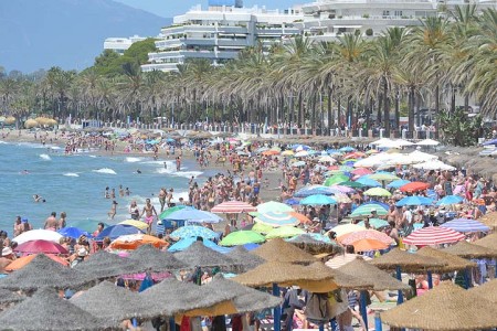 El PSOE pide mayor limpieza en las playas durante el verano