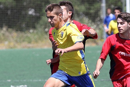 El fichaje del Marbella Pejiño anuncia en Twitter que se queda en el Cádiz