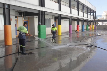El Ayuntamiento limpia los centros escolares ante el inicio del curso