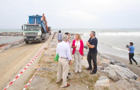 Más de 500 toneladas de rocas para arreglar un espigón en Puerto Banús