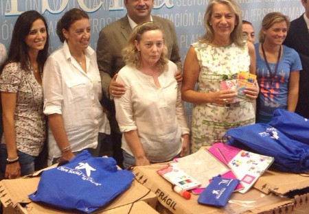 La Caixa reparte material escolar entre menores con menos recursos