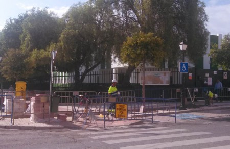 El PSOE critica las molestias por las obras junto al colegio Fuente Nueva