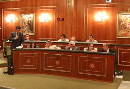 IU pide la dimisión de Pablo Moro y el PSOE su comparecencia urgente