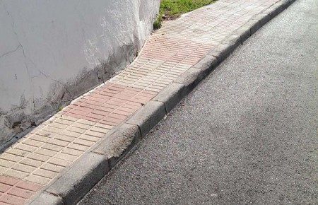 El PSOE exige que se arreglen las aceras rotas por el asfaltado