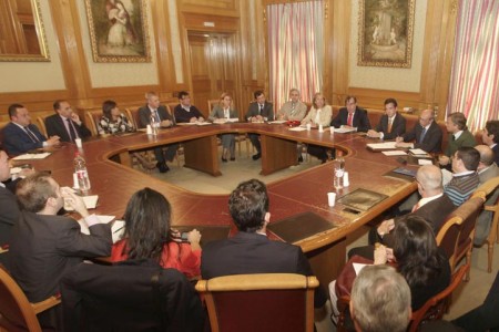 La alcaldesa explica a los hoteles las ayudas fiscales para 2015