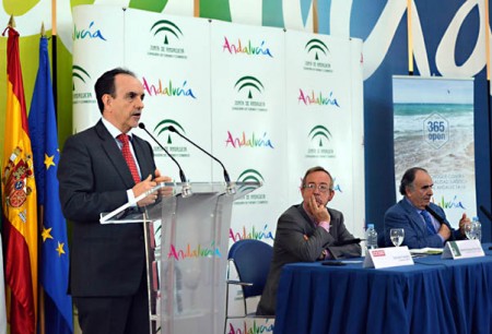 La Junta crea un plan para combatir la estacionalidad en el litoral