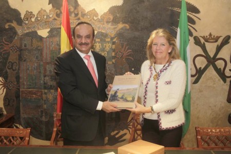 La alcaldesa reaparece tras nueve días para recibir al cónsul saudí