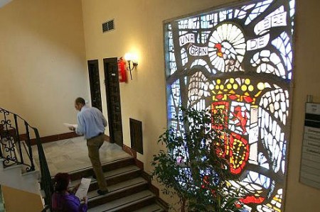 IU exige que se retire el escudo franquista del Ayuntamiento