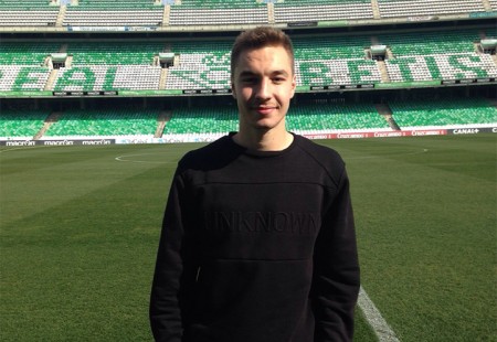 Loren se estrena con el Betis B en la victoria ante La Roda