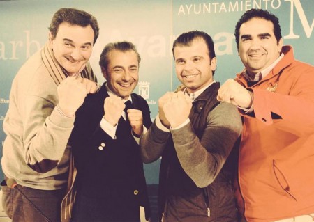 El PP responde a los memes con un posado en el Ayuntamiento